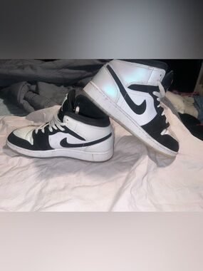 Nike Black White Mid-Top Athletic Shoes